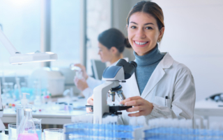 estudiante medicina laboratorio