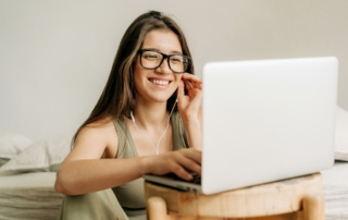 estudiante estudiando a distancia