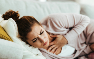 mujer en el sofa asfixia
